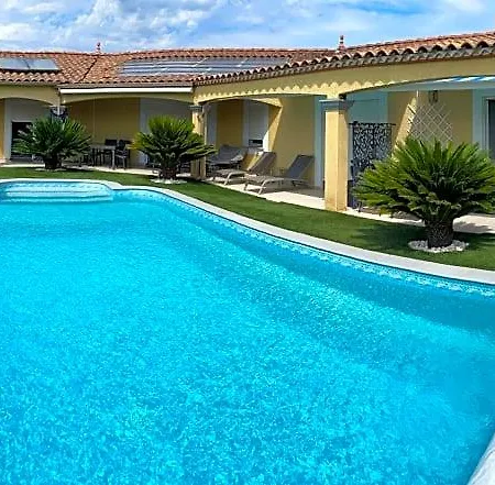 Avec Charme 3* Garons